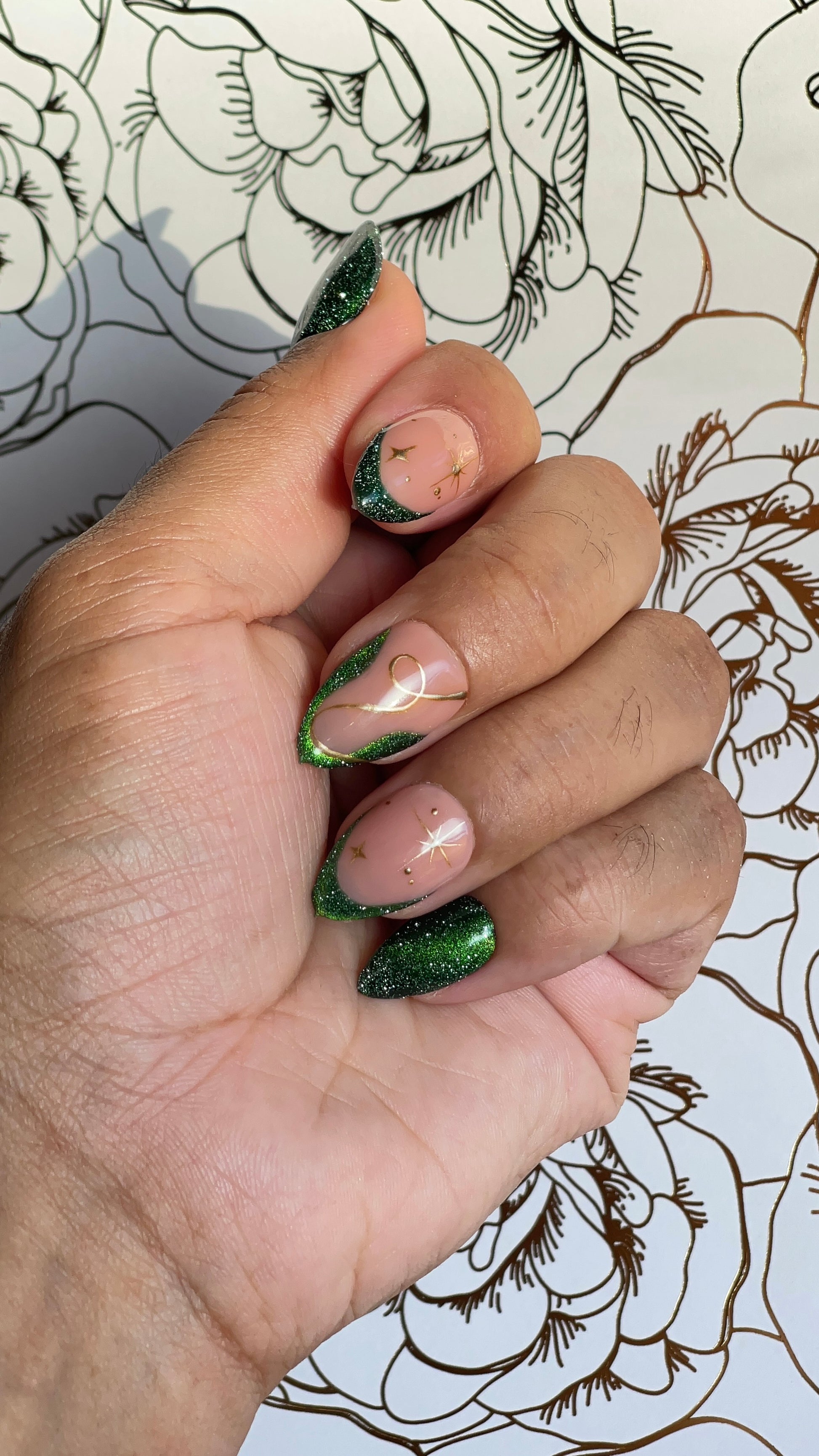 Green and nude press-on nails with cat eye design, reflective glitter and gold detailing. Inspired by quiet winter forests and evergreen beauty.