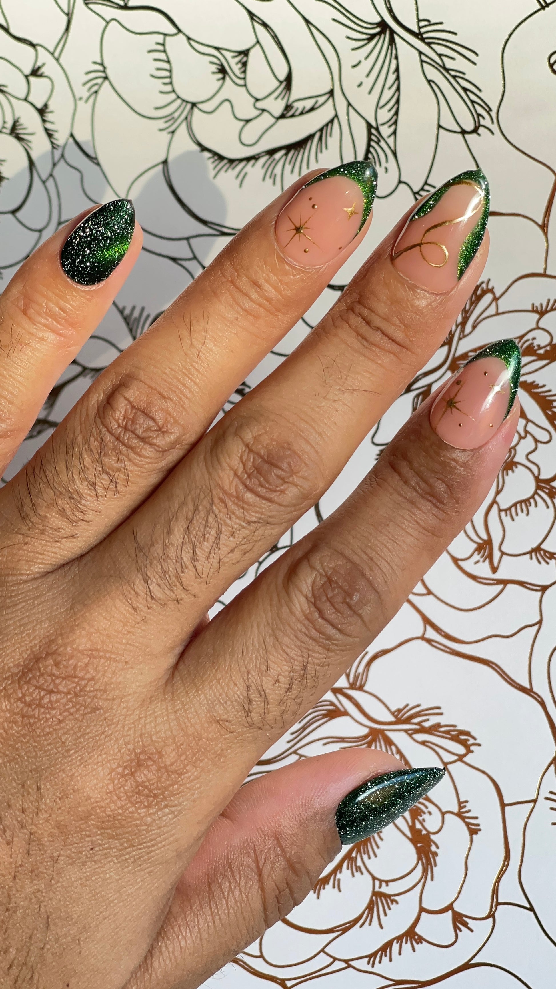 Green and nude press-on nails with cat eye design, reflective glitter and gold detailing. Inspired by quiet winter forests and evergreen beauty.